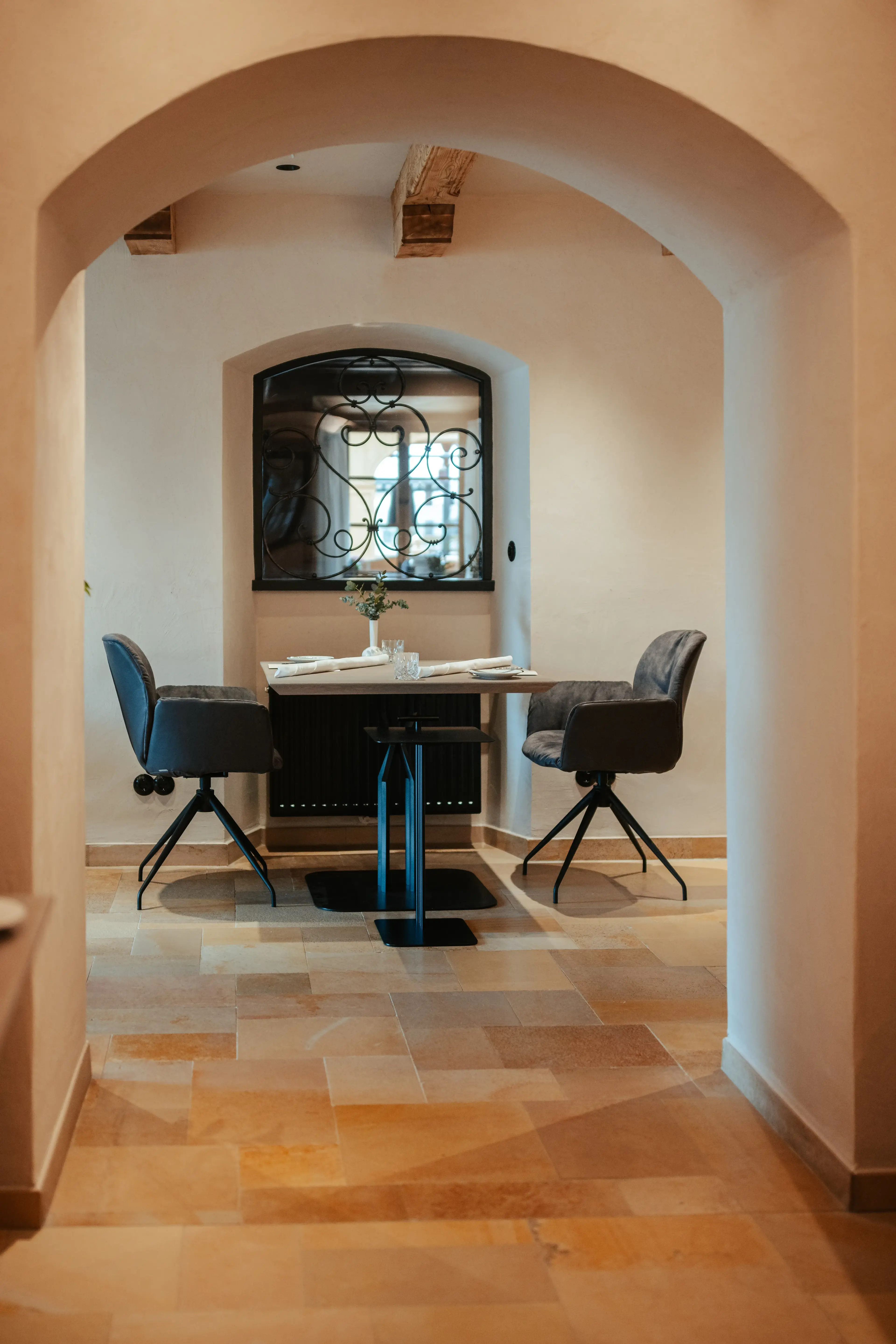 Detailansicht eines elegant gedeckten Tisches mit Weingläsern