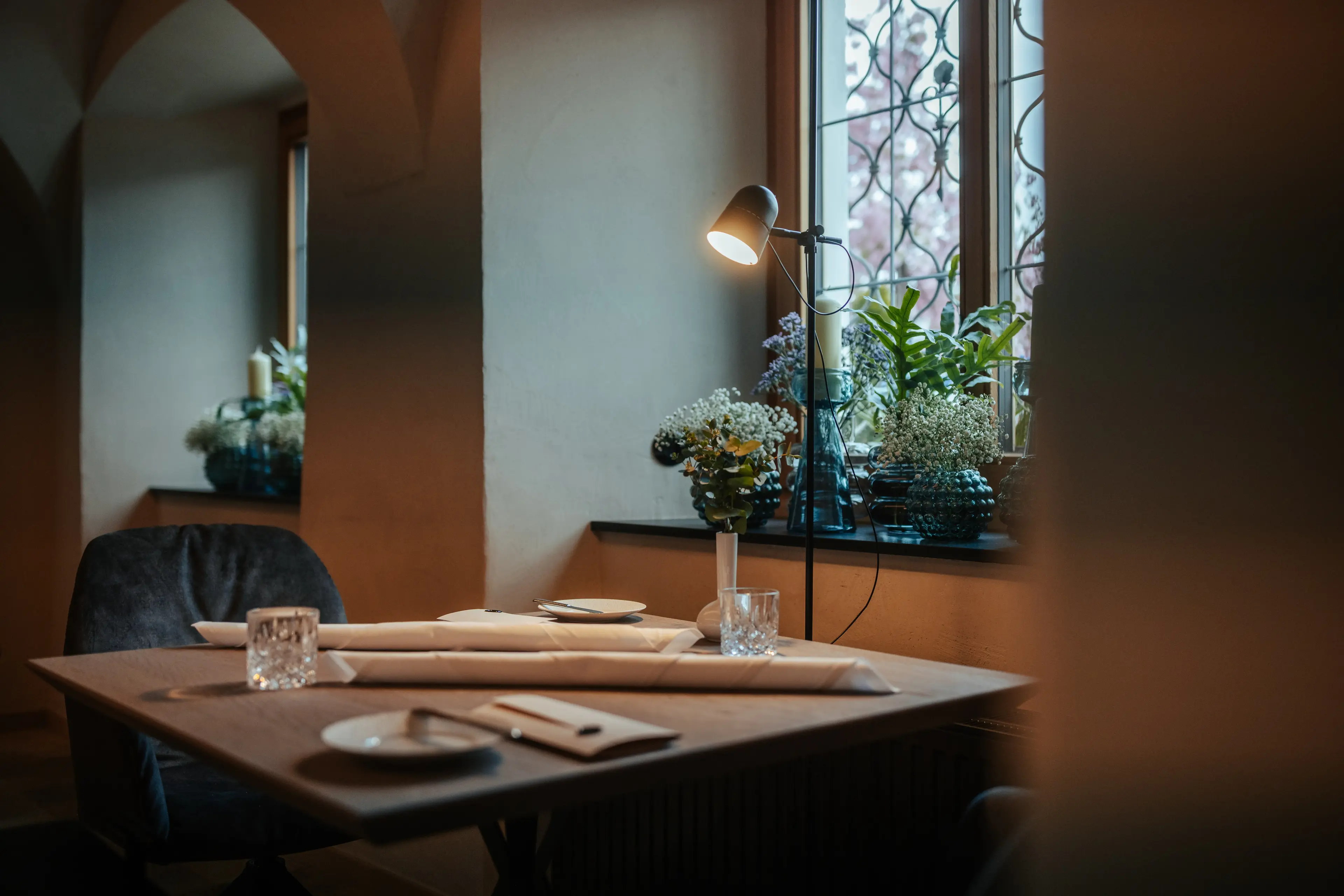 Stilvolles Interieur mit Fokus auf Tischdekoration