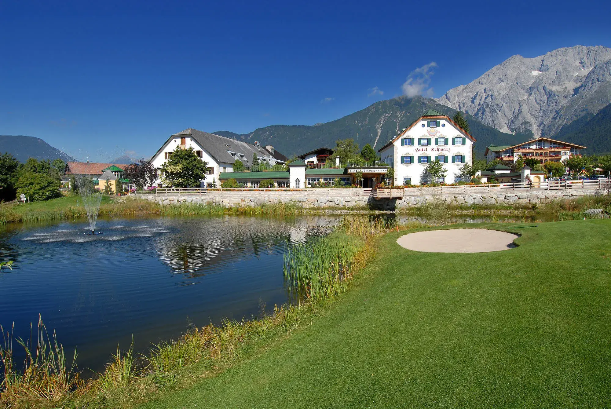 Außenansicht des Hotels nach Bau des Obstgartl 3 im Jahr 2004