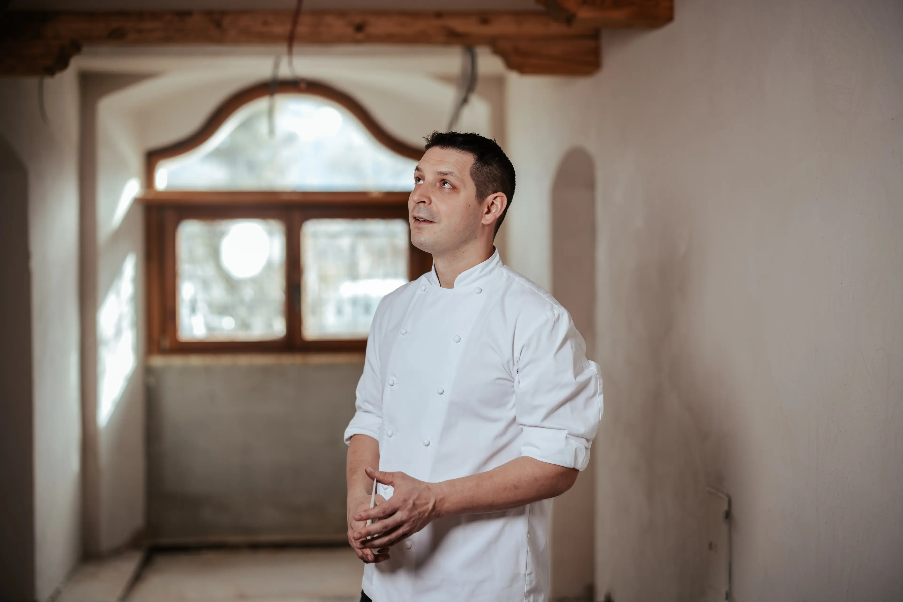 Joachim Jaud im Rohbau des historischen Speisesaals Februar 2024