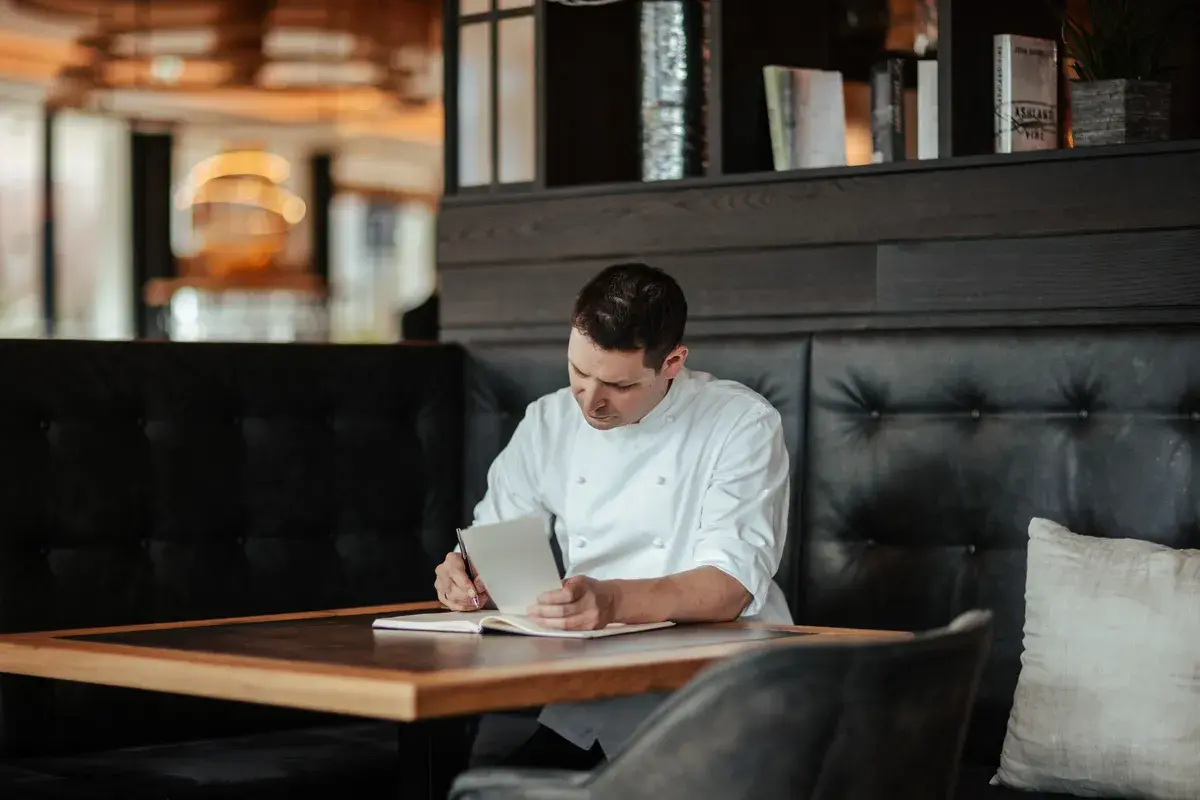 Küchenchef Joachim Jaud bei der Menüplanung im Restaurant 141