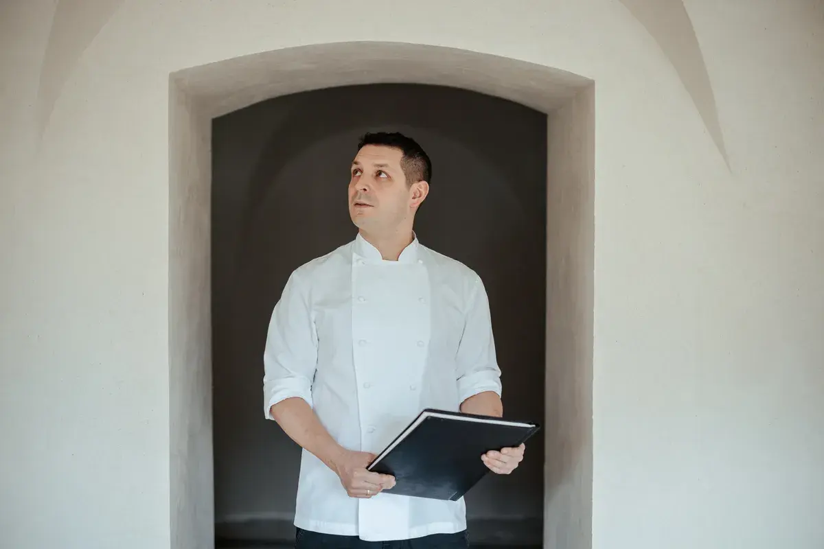 Joachim Jaud mit Menükarte im historischen Stammhaus in Obermieming