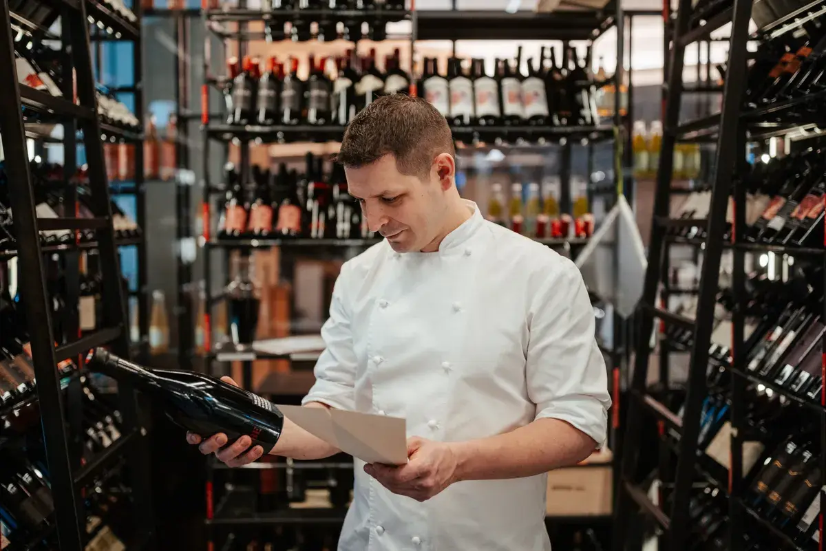 Joachim Jaud wählt einen Wein im Weinkeller des Restaurant 141 in Mieming