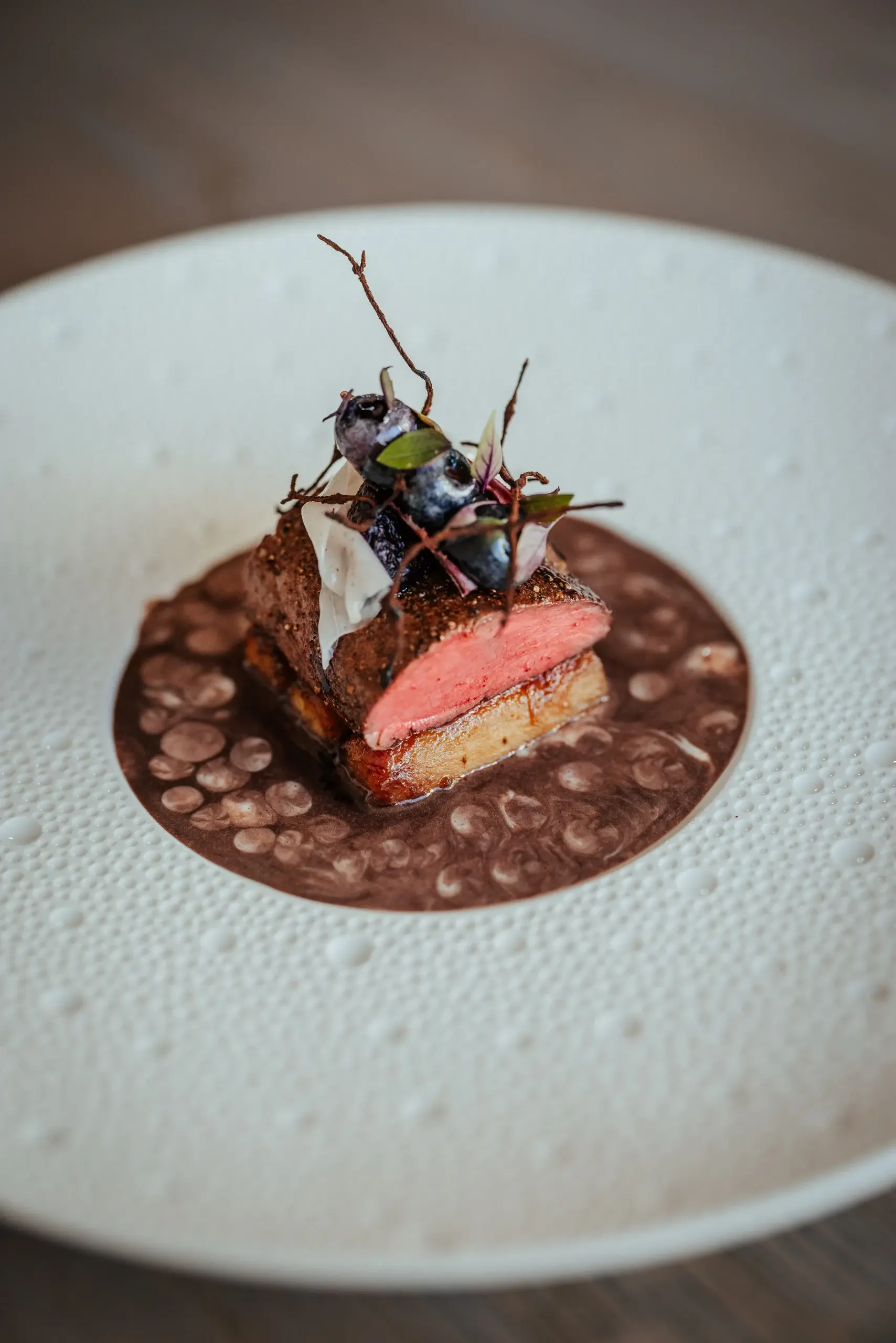 Reh — kunstvoll angerichtet im Restaurant 141