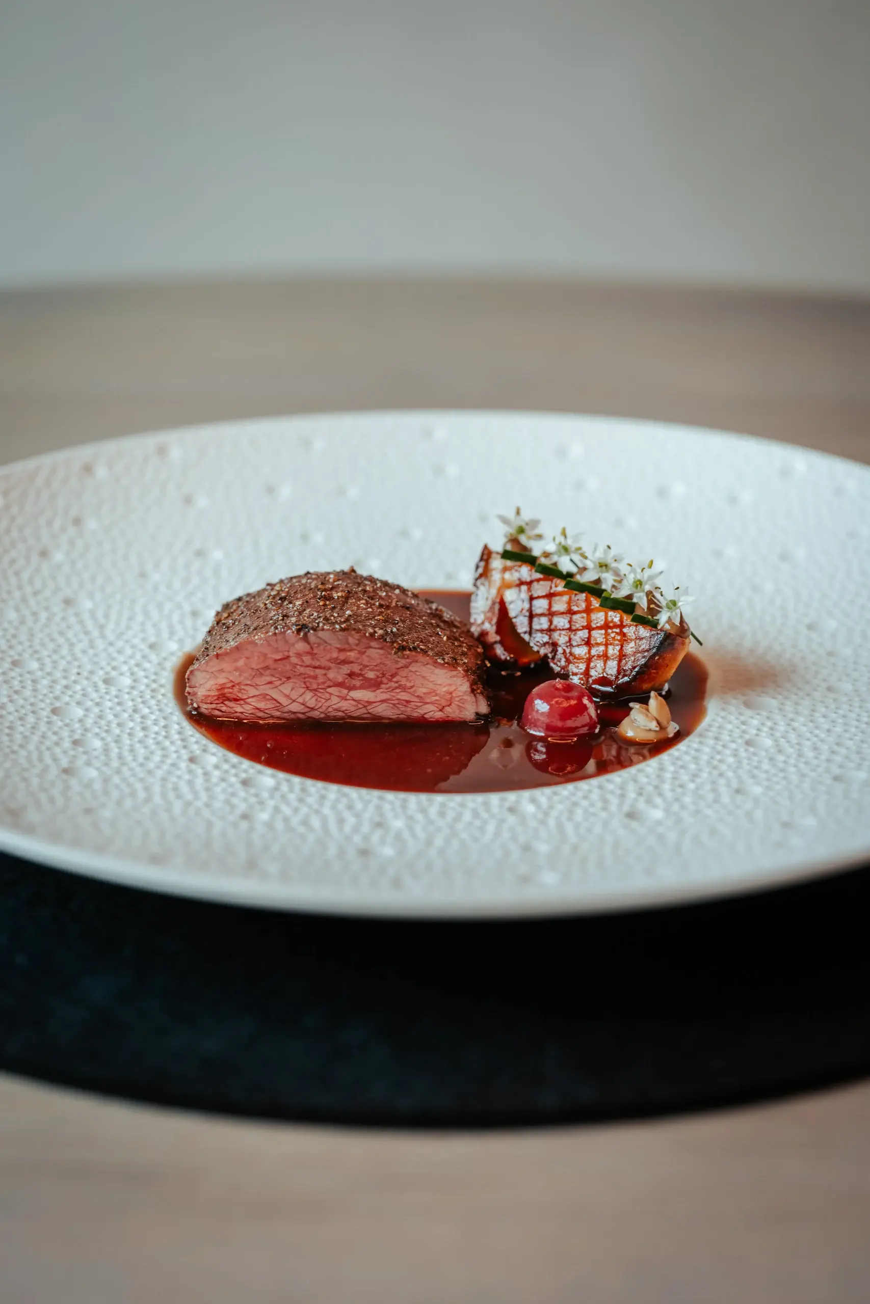 Zartes Rehfleisch mit Sauce und Garnitur